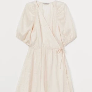 H&M - Beige/rosa omlott klänning ifrån H&M i strl S/M 🤍 Nyskick 🤍