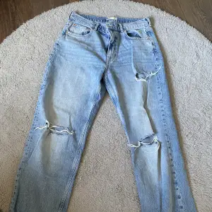 Ljusblåa jeans från Gina med hål💙