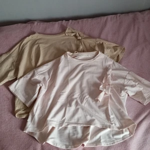 2 stycken tröjor i strl L - 1 beige och 1 ljusrosa tröja i strl L. Lite oversized men nästan oanvända. Båda för 100kr eller 1 för 70