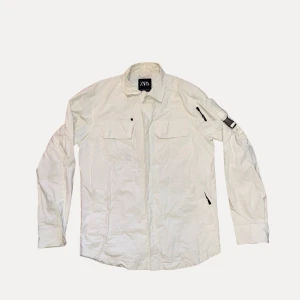zara overshirt - Tja. Jag säljer mina "overshirt" från Zara. liknar Stone Islands / CP.Company overshirts (10/10) Storlek S. Kolla gärna min profil för fler kläder✨