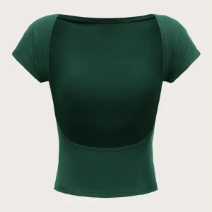 Topp med öppen rygg  - Mörkgrön topp med öppen rygg, den är helt oanvänd säljer pga att färgen inte passar mig. Den är en Xs men passar både Xs/S