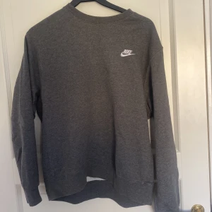 Grå Nike Sweatshirt S-M - En grå sweatshirt från Nike. Storlek M men passar även S