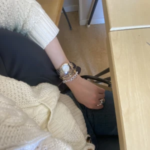 Marc Jakobs klocka  - Jätte fin liten silver klocka! Använd men fint skick! 