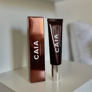 CAIA liquid Bronzer  - Använt max 5 pump. Otroligt dryg, kladdar inte och luktar gott. I den populära färgen CAPE TOWN. Hygienisk då det är pump. 🤎