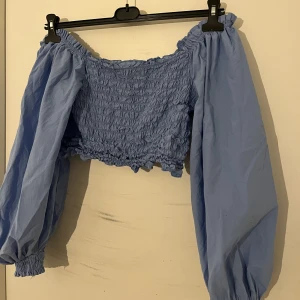 Off-shoulder topp  - puffärm, bra skick