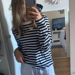 Tröja - Randig tröja! Använd 1 gång så inga skavanker! Från H&M💕