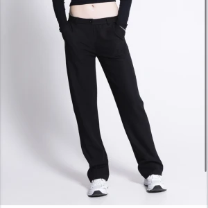 Lågmidjade kostymbyxor - Lågmidjade kostymbyxor från lager 157, aldrig använda storlek S