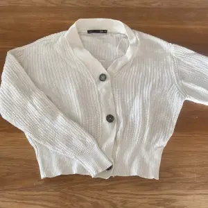 En fin tröja som man kan ha över tex ett linne. Nästan aldrig använt.