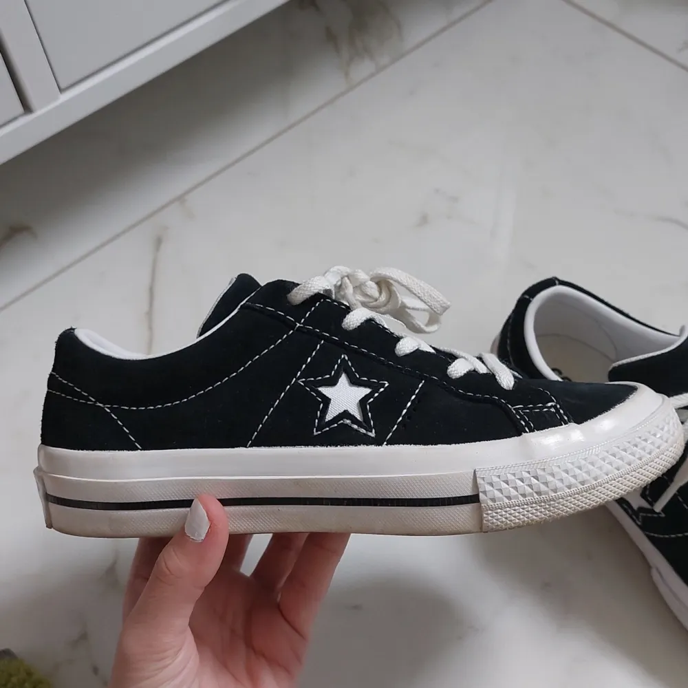 Converse one star i bra skick. dem är i storlek 32m Hittar tyvärr inte skolådan. Därför säljer jag dem för 350. Priset kan diskuteras. . Skor.