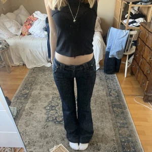 Lågmidjade jeans  - Lågmidjade jeans🖤Mörkblå, midjemått 38 cm och innerbenslängden 82 cm