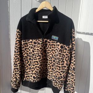 Fleece - Köpt på junkyard. Inga fläckar eller fel. Knappt använd. Passar bra och lite oversize på mig som brukar ha s i tröjor