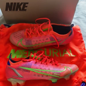 Nike mercurial fotbollsskor - Nike mercurial vapor 14 Elite FG (gräsdobbar) i storlek 43 Säljer dom för att dom e för små Ganska bra skick inte använt dom jättemycket 
