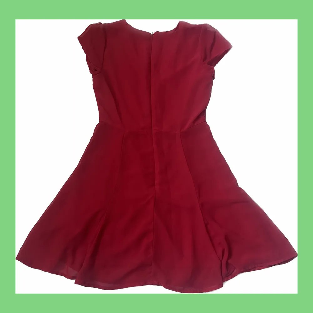 Röd sommarklänning från BikBok!❤️ Var min favoritklänning - passar många tillfällen men säljer då den blivit för liten. Älskar att den faller så fint över benen och har perfekt längd (jag är 165cm). Använd men i mycket fint skick!. Klänningar.