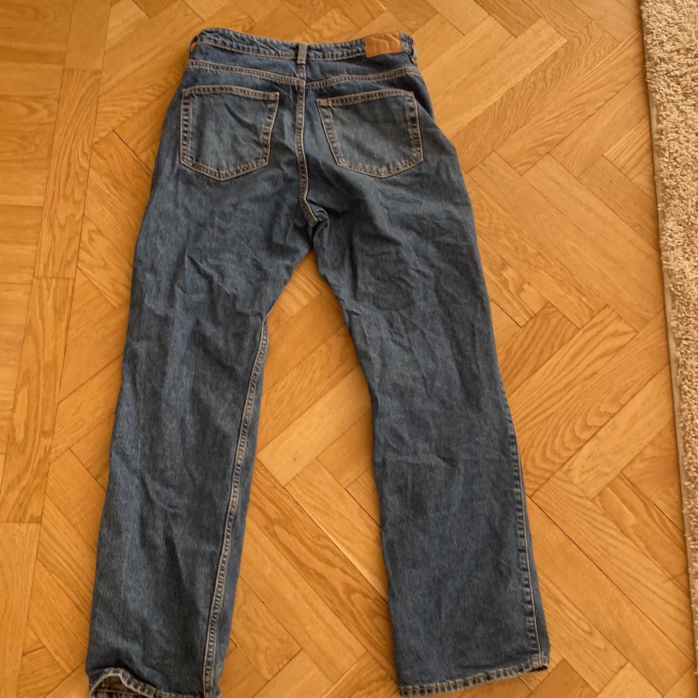 Säljer dessa sjukt snygga weekday byxor pga ej användning . Skicket är relativt bra och har använd dem kanske 15 gånger. . Jeans & Byxor.
