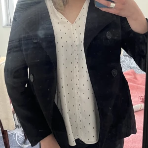 Kappa - Säljer denna svarta fina kappa. ✨Säljer eftersom den är för liten på mig. Jättefin vår jacka. ⛅️ Använd några gånger men inga skador. 