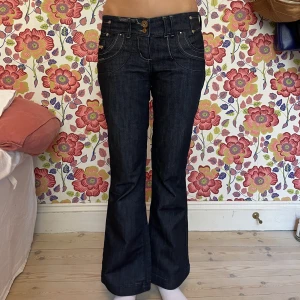 Superfina lowwaist jeans❤️‍🔥 - Sååå fina lowwaist jeans med coola detaljer😇