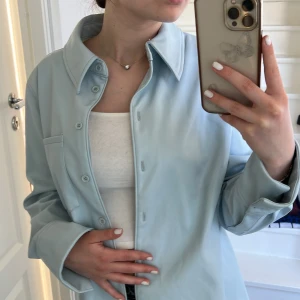 PU Jacka - Nypris: 599kr, använd vid få tillfällen 🤍perfekt till våren. Har storlek xs/s vanligtvis men jackan är 38 då jag ville ha den lite oversized 🥰