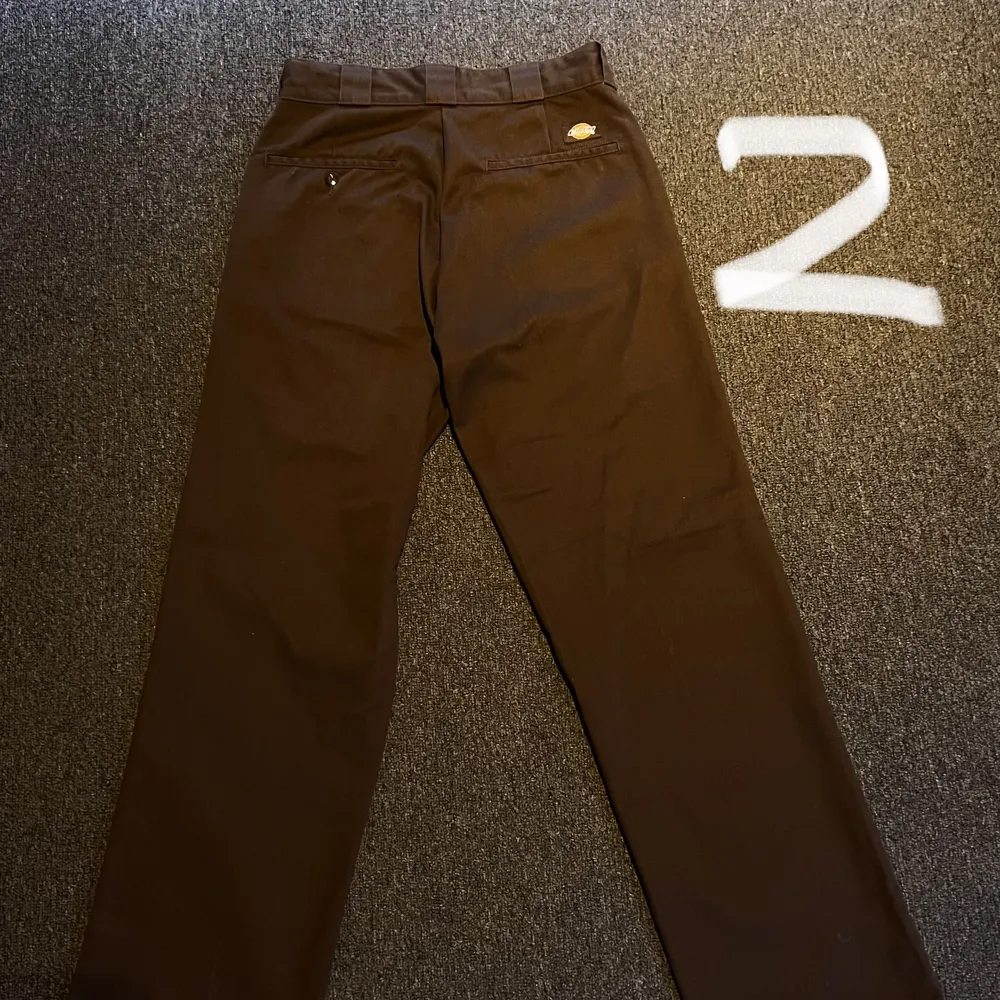 Säljer dessa bruna Dickies 874 workpants i storlek 30/32 dem är i perfekt skick nästintill oanvända! Pris 300kr 😀😀. Jeans & Byxor.