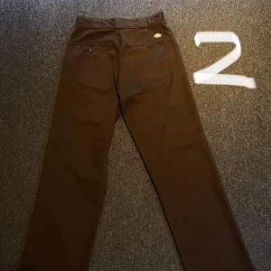 Dickies 874 - Säljer dessa bruna Dickies 874 workpants i storlek 30/32 dem är i perfekt skick nästintill oanvända! Pris 300kr 😀😀