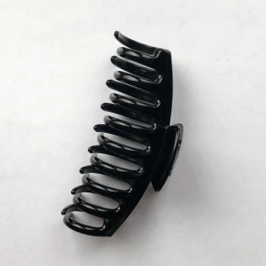 Hårklämma  - Svart basic hårklämma. Tar Swish! Frakten är postnord frimärke, 15kr. Postar snabbt! 🫶🏻