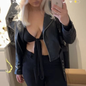 Knyt topp - Topp som man knyter. Knappt använd.