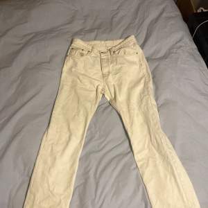 Säljer dessa vita jeans från zara, storlek S, passar om du är typ 175. använda typ 1-2 gånger så nästan helt nyskick. Bud från 100!