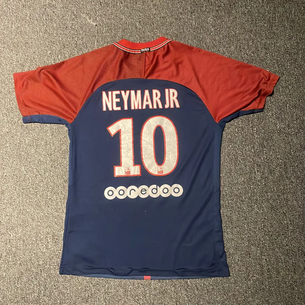 Säljer min psg tröja äkta som användes säsongen 17/18 och har används fåtal gånger men är i bra skicks bara att numret är lite skrynkligt annars är allt perfekt. Neymar jr på ryggen som blev precis värvad av psg. Köparen står för frakten. . T-shirts.