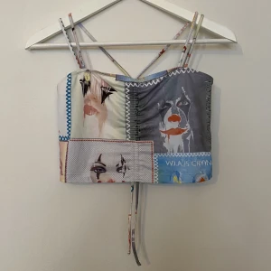 W.I.A Collections CLOWN BIKINI TOP - W.I.A Collections CLOWN BIKINI TOP  Kan användas som bikini topp eller som en vanlig topp  One size (passar xs - m)  Använd en eller två gånger så i perfekt skick 