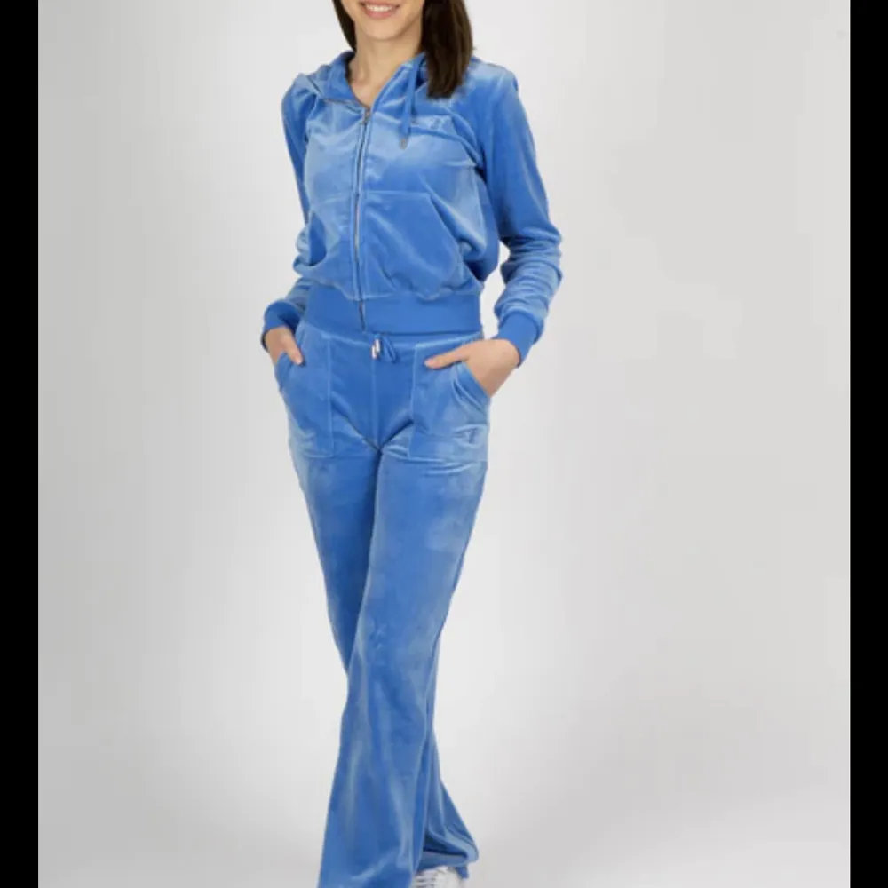 Blått juicy couture set storlek S i nyskick, använt endast ett fåtal gånger!💖 1000kr för båda delarna🫶 . Jeans & Byxor.