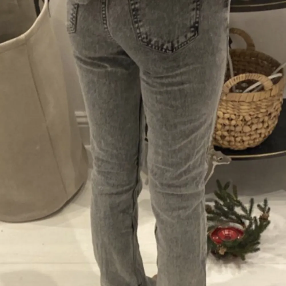 Säljer dom här fina jeansen som knappt är använda då de inte riktigt är min stil, dom är från zara och har en slits ner till 🫶🏼. Jeans & Byxor.