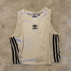 Adidas linne/top  - Adidas linne/top i jätte bra skick säljer då jag inte vill ha de längre och tar bara plats i garderoben