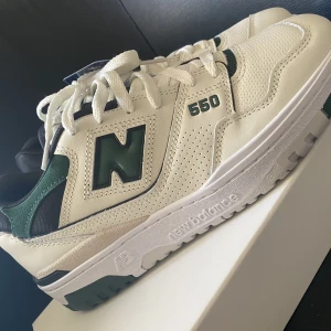 New Balance 550 - New Balance 550 Storlek 42  Nypris 1850 Mittpris 1450 Condition: Oanvänd 