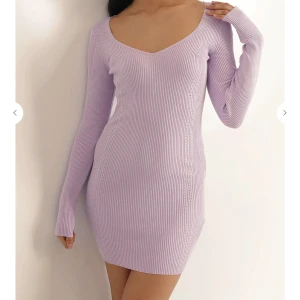 Klänning Chiquelle - Fin klänning från Chiquelle! Storlek M/L 🤍 superskönt material! Köptes för 480kr & säljer för 150🤍