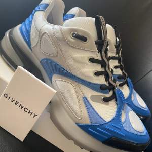 Givenchy Sneaker  Storlek 40 fit 41 Nypris 7-8k Mittpris 4k5 Condition: Used en gång 