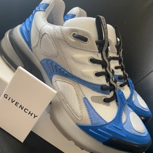 Givenchy - Givenchy Sneaker  Storlek 40 fit 41 Nypris 7-8k Mittpris 4k5 Condition: Used en gång 