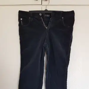 Armani Jeans J05  med utsvängda ben i nyskick  sparsamt använda och inga djur eller rökning.  Sköna att bära och sitter kanon fint.  Nypris 1700 Priset går att diskuteras 🥰