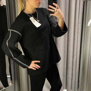 Arket stickad tröja  - Unik stickad tröja från Arket. I storlek S men passar även XS och M. 100% Ull.