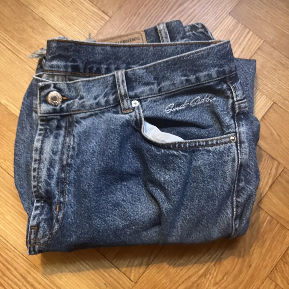•  storlek L ﻿•  mid waist ﻿•  100% bomull  https://junkyard.com/sv/p/sweet-sktbs-big-skate-jeans-morkbla-jeans-loose-unisex/7338631_F591  - använda med fransiga ben, möts upp på Södermalm men går att skicka.. Jeans & Byxor.