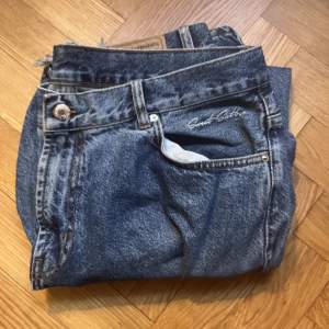 •  storlek L ﻿•  mid waist ﻿•  100% bomull  https://junkyard.com/sv/p/sweet-sktbs-big-skate-jeans-morkbla-jeans-loose-unisex/7338631_F591  - använda med fransiga ben, möts upp på Södermalm men går att skicka.