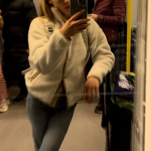 North face - teddyjacka - Den perfekta mys-jackan till våren och hösten! Väldigt sparsamt använd, ser ut som ny. Köpare står för frakt