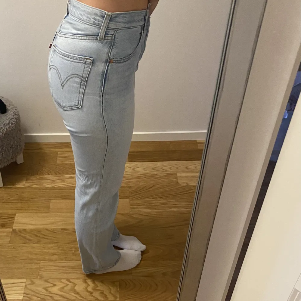 Ett par Levis jeans i modellen Ribcage Straight, storlek 26. Köparen står för frakten (ca 69kr). Orginalpris är 1000kr. Jeans & Byxor.