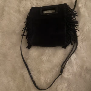 Maje väska - Säljer denna majeväska i nyskick! Den är köpt för ca ett halv år sen men andvänd få gånger. Den har inte fläckar eller defekter. Skriv för fler bilder❤️🙌Den är mörkblå!