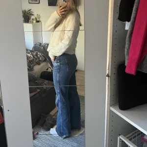 Mörkblåa jeans  - Säljer dessa mörkblåa jeans från zara!! De är så snygga och sitter bra i längden på någon som är 170!  Finns inte kvar på hemsidan, är ”avklippta” nertill och mid Waist💕 Storlek 40 men skulle säga att de passar en 38