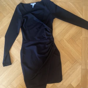 Svart klänning - Nästan aldrig använd säljer pga att den inte riktigt passar längre (Från Nelly)