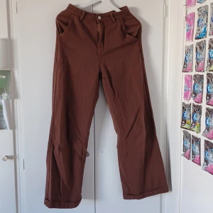 Bruna jeanse - Ett par helt oanvända bruna jeans i bra sick som jag köpte för 300 fast säljer för 100🧸Ställ gärna fråger och tips på pris☁️