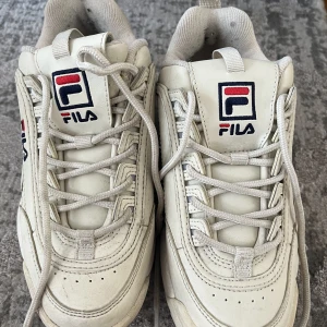 Fila skor - Hej säljer dessa fila skor i färgen beige. De är i storlek 37 och har blivit för små. Nypris ligger på 1000kr. Kontakta vid intresse eller frågor💕