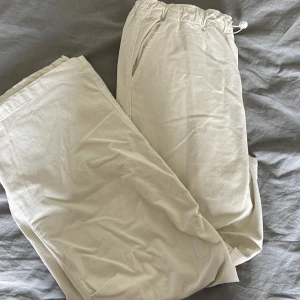 Byxor - Jätte fina pösiga byxor från zara, storlek M  Köp varan via köp nu!