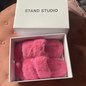 Tofflor - Stand Studio tofflor, aldrig använda. Nypris: 1600kr