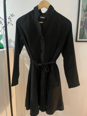 Ida Sjöstedt kappa - Tunn svart kappa från Ida Sjöstedt 