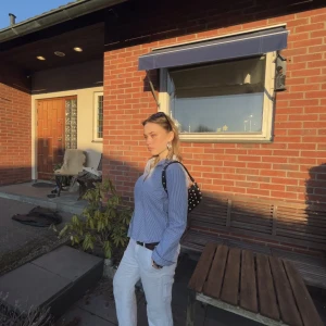 Randigt skjorta - Jättesöt randig skjorta perfekt inför sommaren. Nyskick, knappt använd endast en gång. 